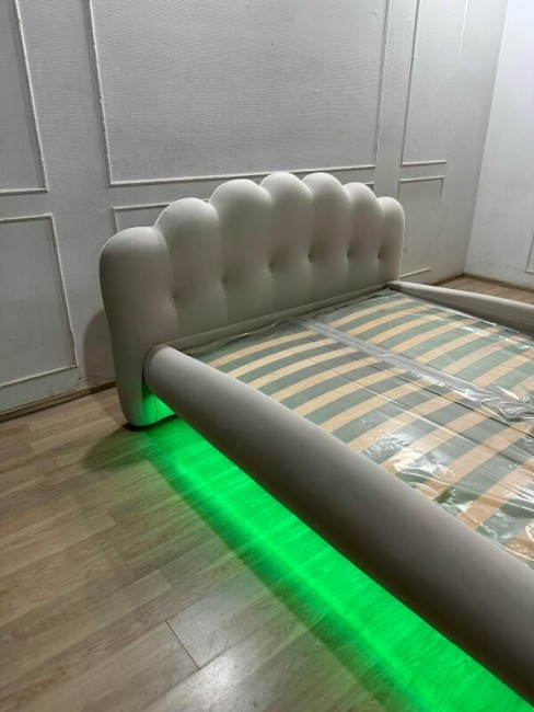 Парящая кровать Testiera Fly 1 -разноцветная подсветка Парящая кровать Testiera Fly 1 -разноцветная подсветка